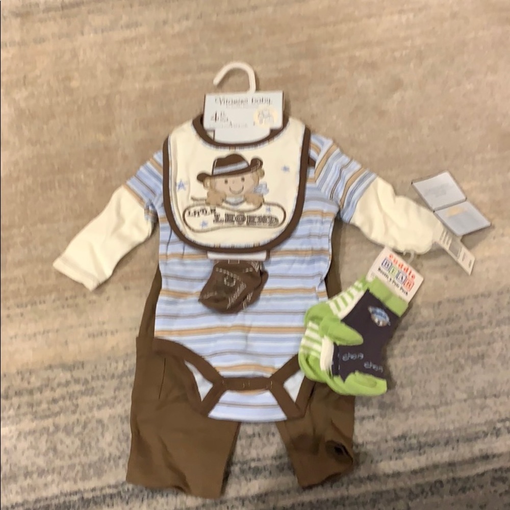 Baby 4pc outfit w/socks